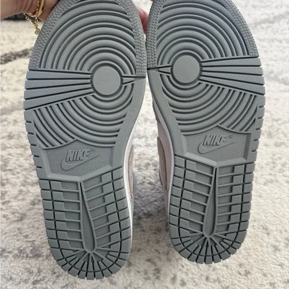 Nike Air Jordan 1 women’s Gray High-Top Sneakers NEW size 7.5 - Picture 4 of 5